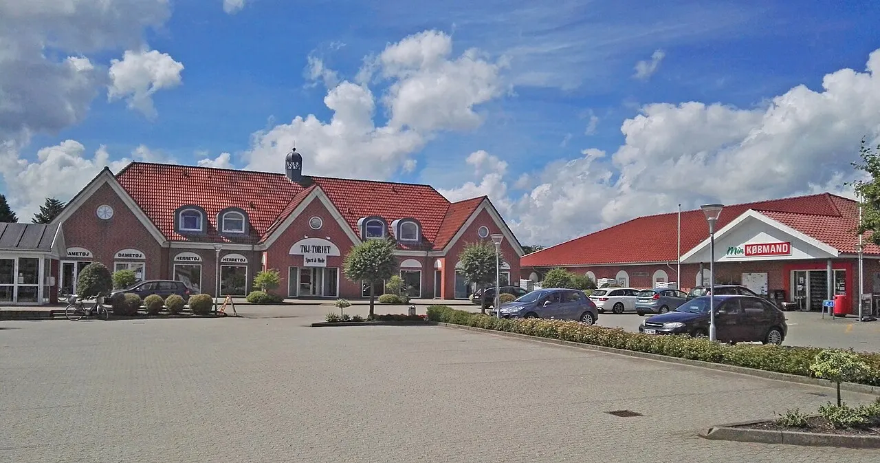 Agerbæk Torv med købmandsforretning