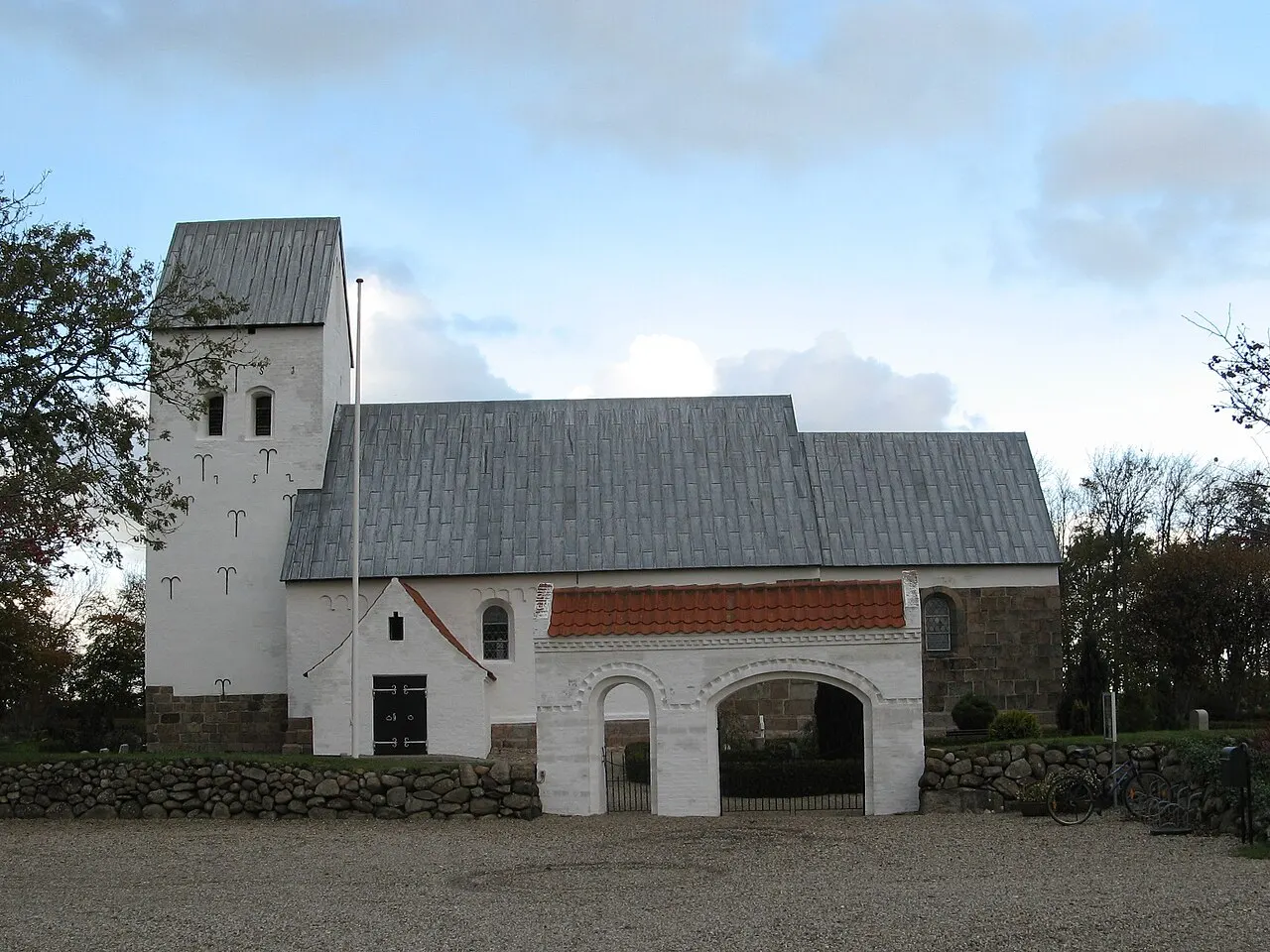 Alslev Kirke, Alslev sogn, Varde kommune (former: Skads Herred, Ribe Amt). Kirke og kirkegårdsmur set fra syd.