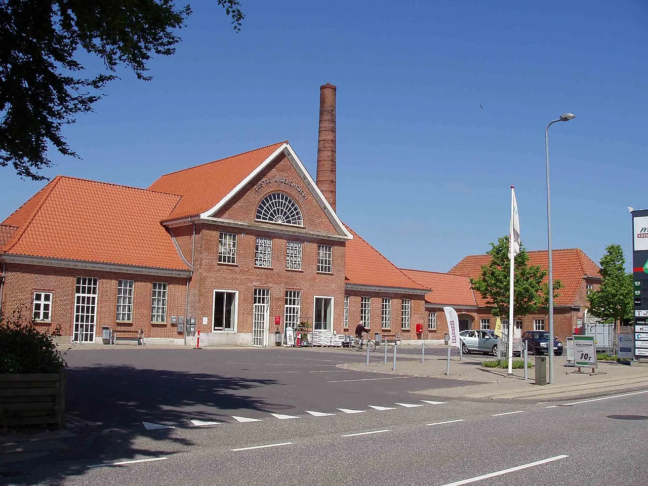 Astrup Købmandshandel i det gamle Faster Andelsmejeri - her udlejes skinnecykler på Skjern-Videbæk banen
