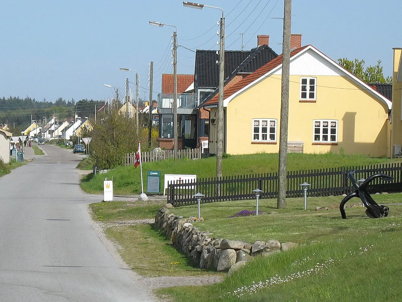 Kystvejen i Bønnerup Strand. Byen er en gammel fiskerlandsby. Havnen i Bønnerup Strand er den eneste egentlige havn på den nordvendte kyst…