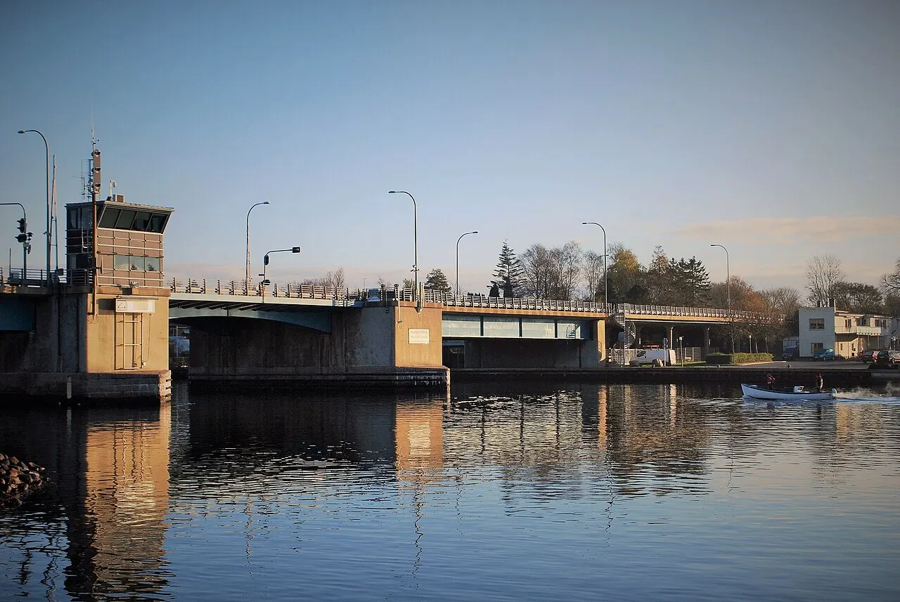 Egernsundbroen er en lavbro med broklapper, som fører sekundærrute 401 over Egernsund. Broen forbinder Alnor på Gråstensiden med Egernsund…