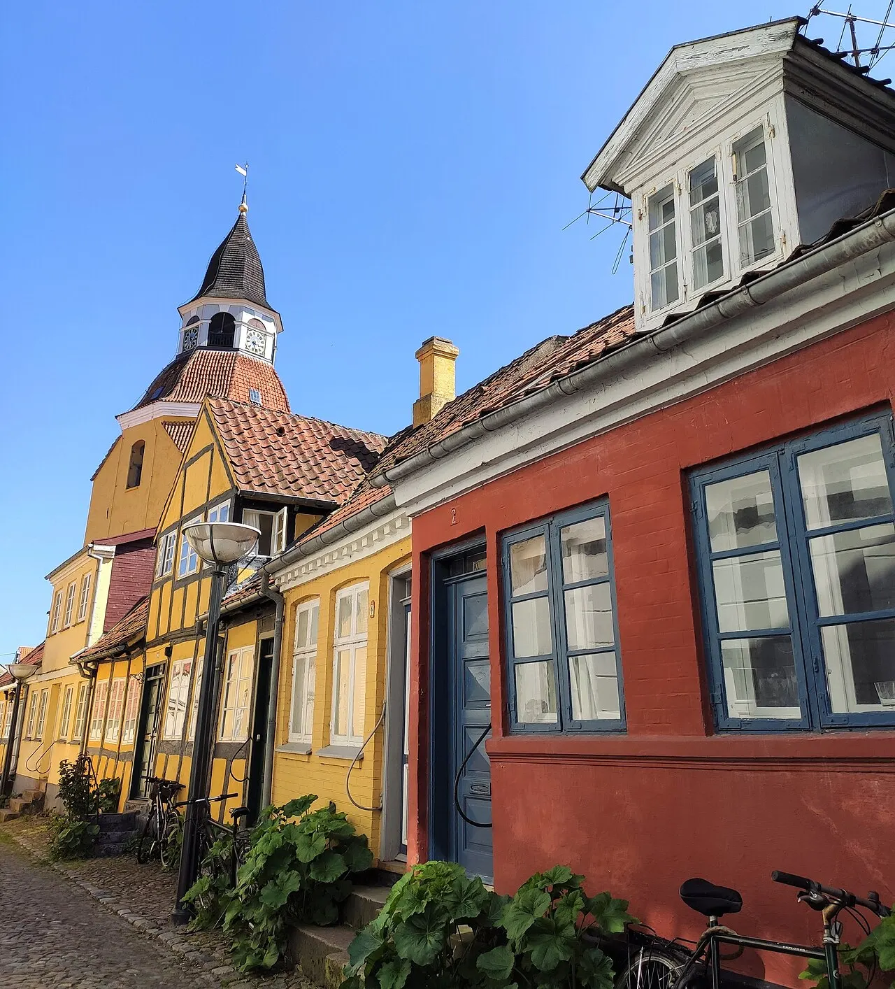 Tårngade i Faaborg med Klokketårnet i baggrunden, fotograferet 30. maj 2021
