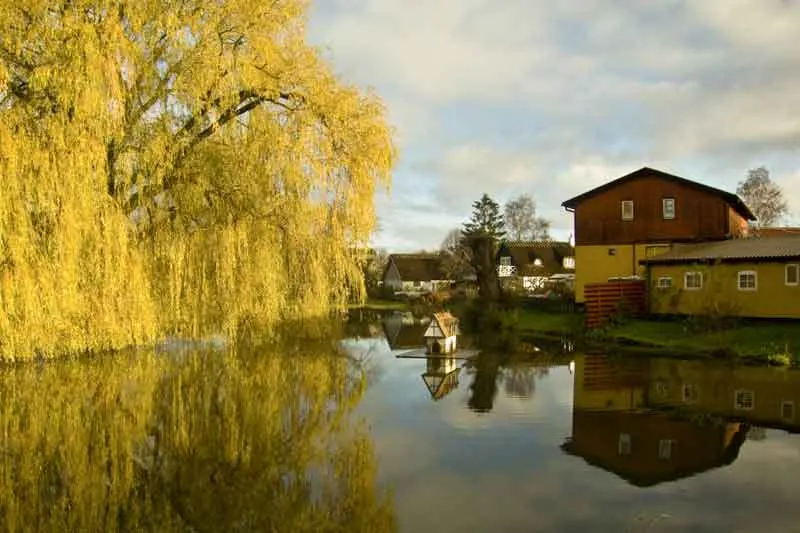 Gadekær i landsbyen Ganløse, Nordsjælland, Danmark