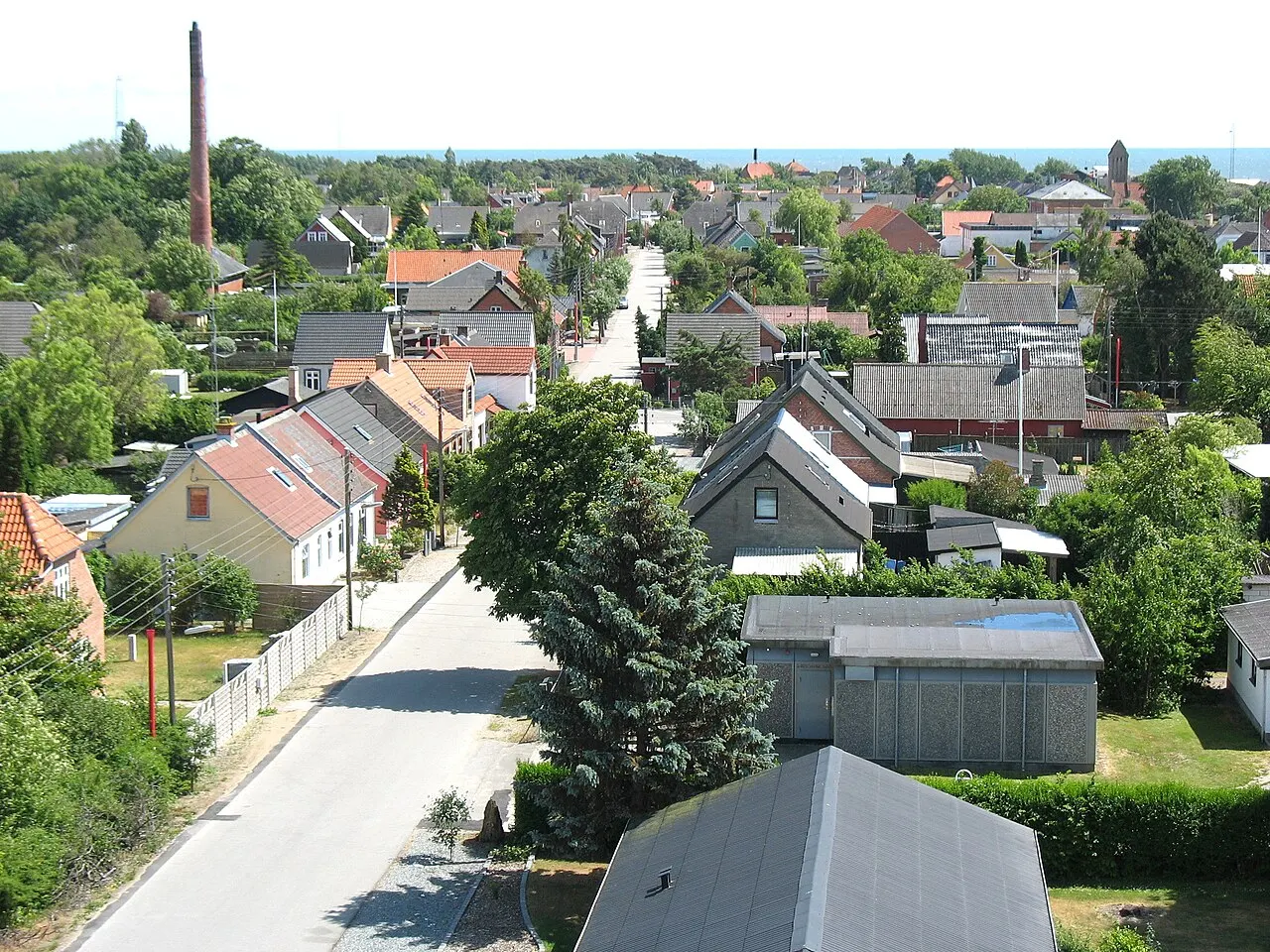 Udsigt fra vandtårnet i sydlig retning ad Danmarksgade i Gedser på Falster, Danmarks sydligste by.