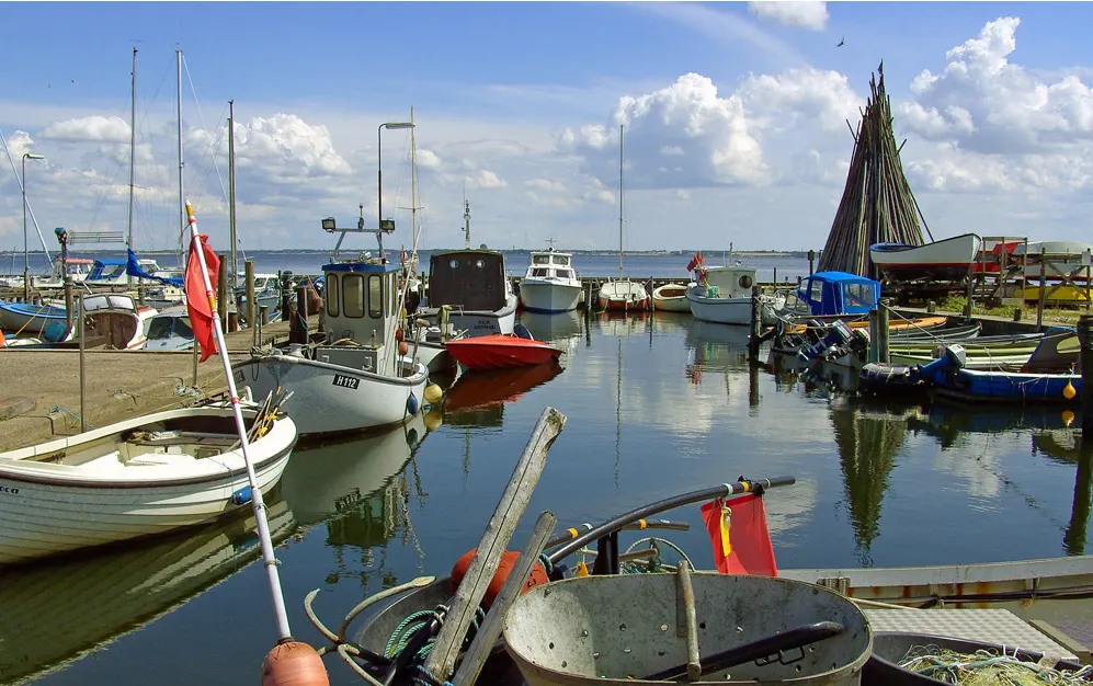 Hovedparten af Gershøj havnen, en dejlig sommerdag/Partie principale du port de Gershøj, une belle journée d'été.