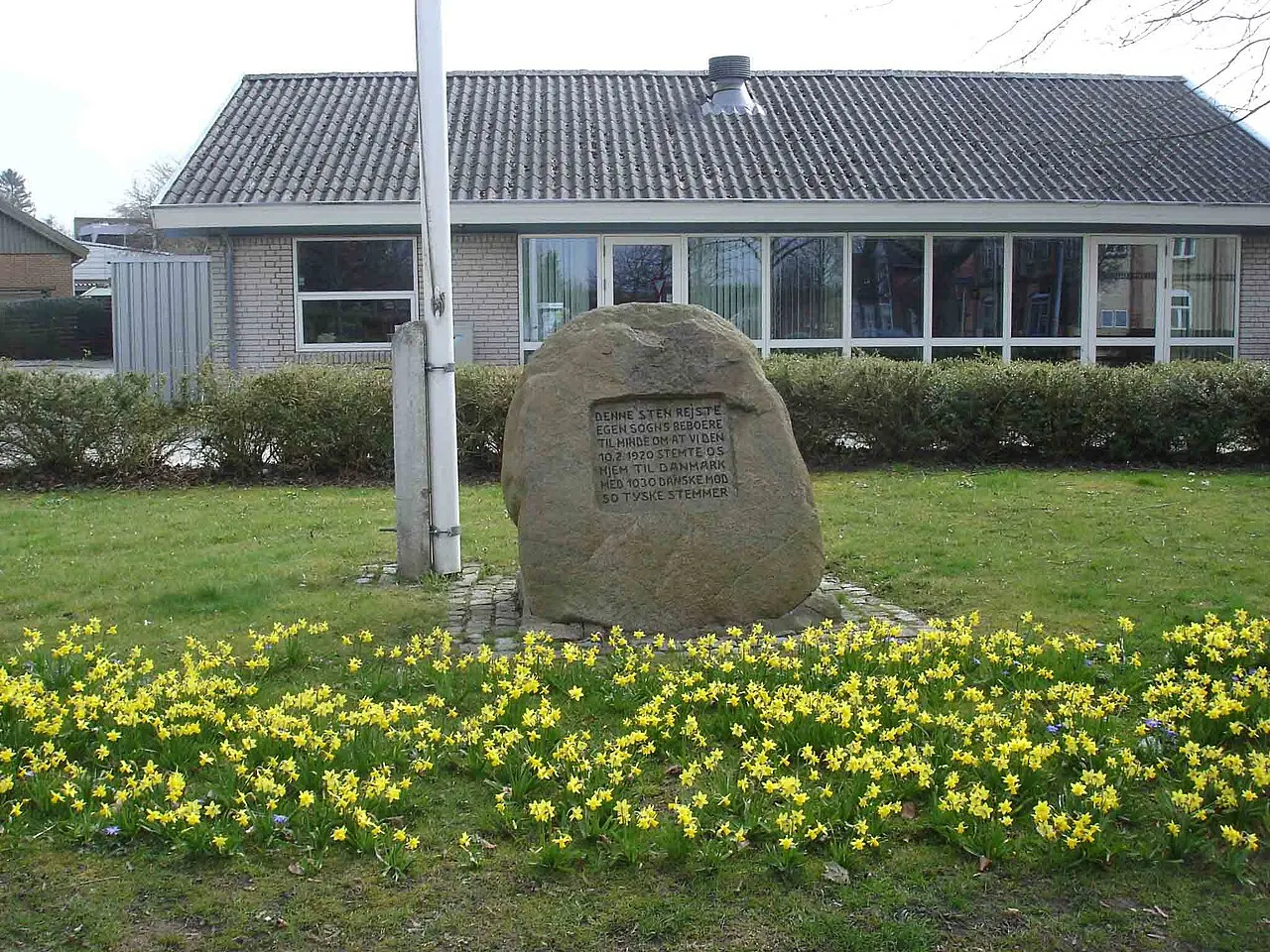 Genforeningssten på Torvet i Guderup. Egen Sogn stemte sig hjem til Danmark i 1920 med 1030 danske stemmer mod 50 tyske.