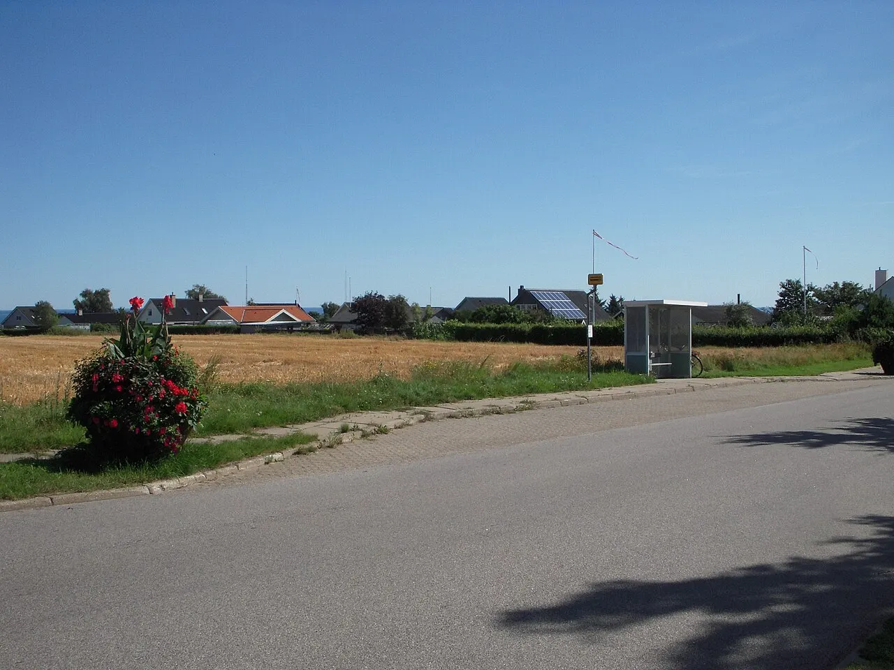 Busstoppestedet i Haldbjerg ved Frederikshavn. Mellem husene ses Kattegat. 27. august 2012