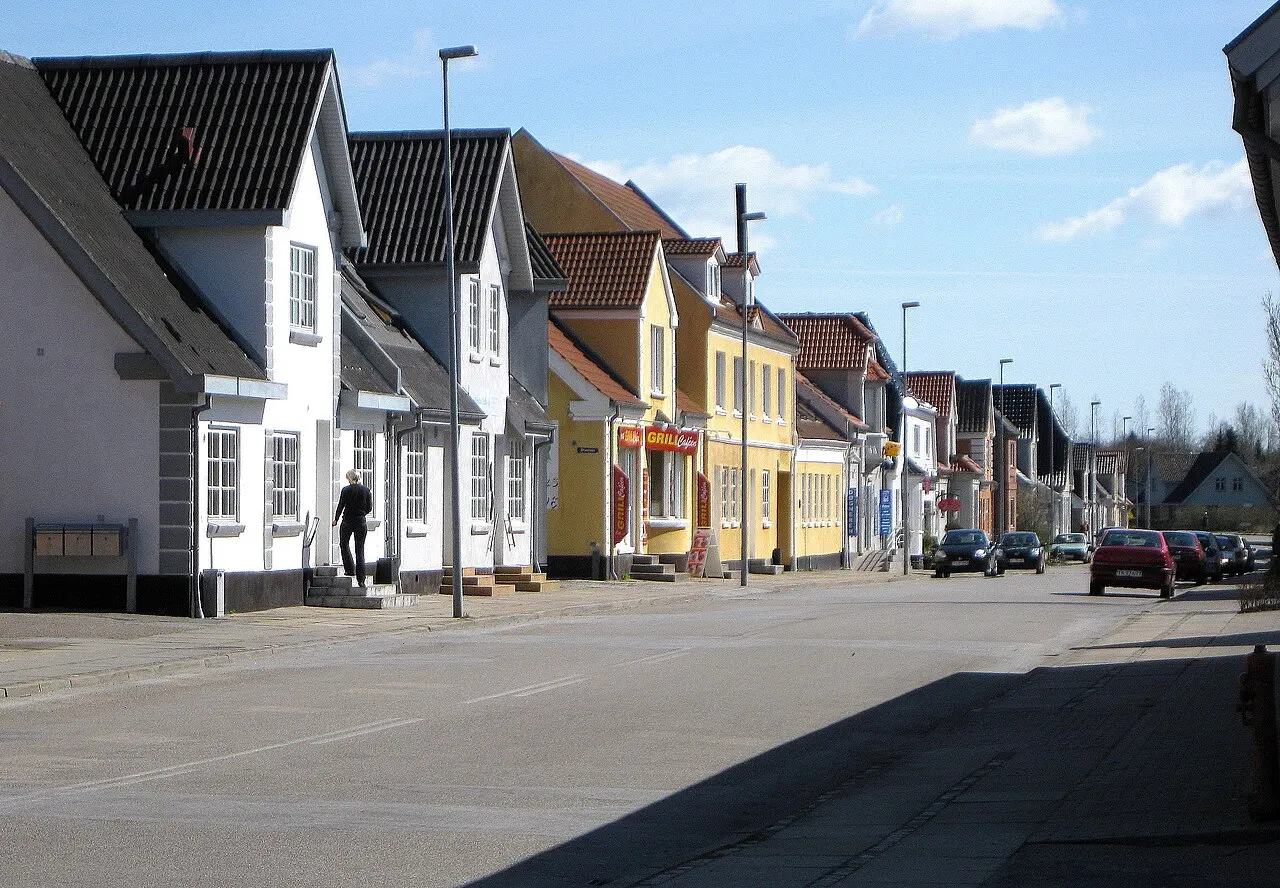 Østergade i Hjallerup. Byen ligger i Brønderslev Kommune, Region Nordjylland.