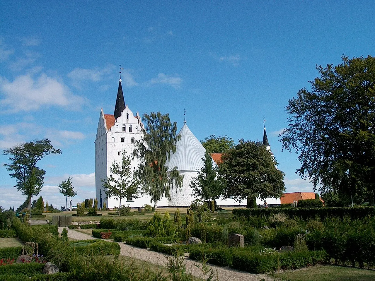 Horne Kirke ved Fåborg. Fyens største landsbykirke og eneste rundkirke, består af en oprindelig romansk rundbygning, som fra starteb har…