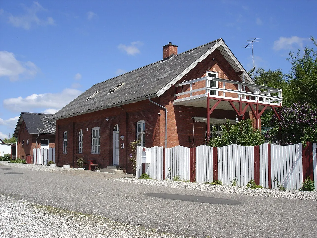 Hvam Station fra vejsiden