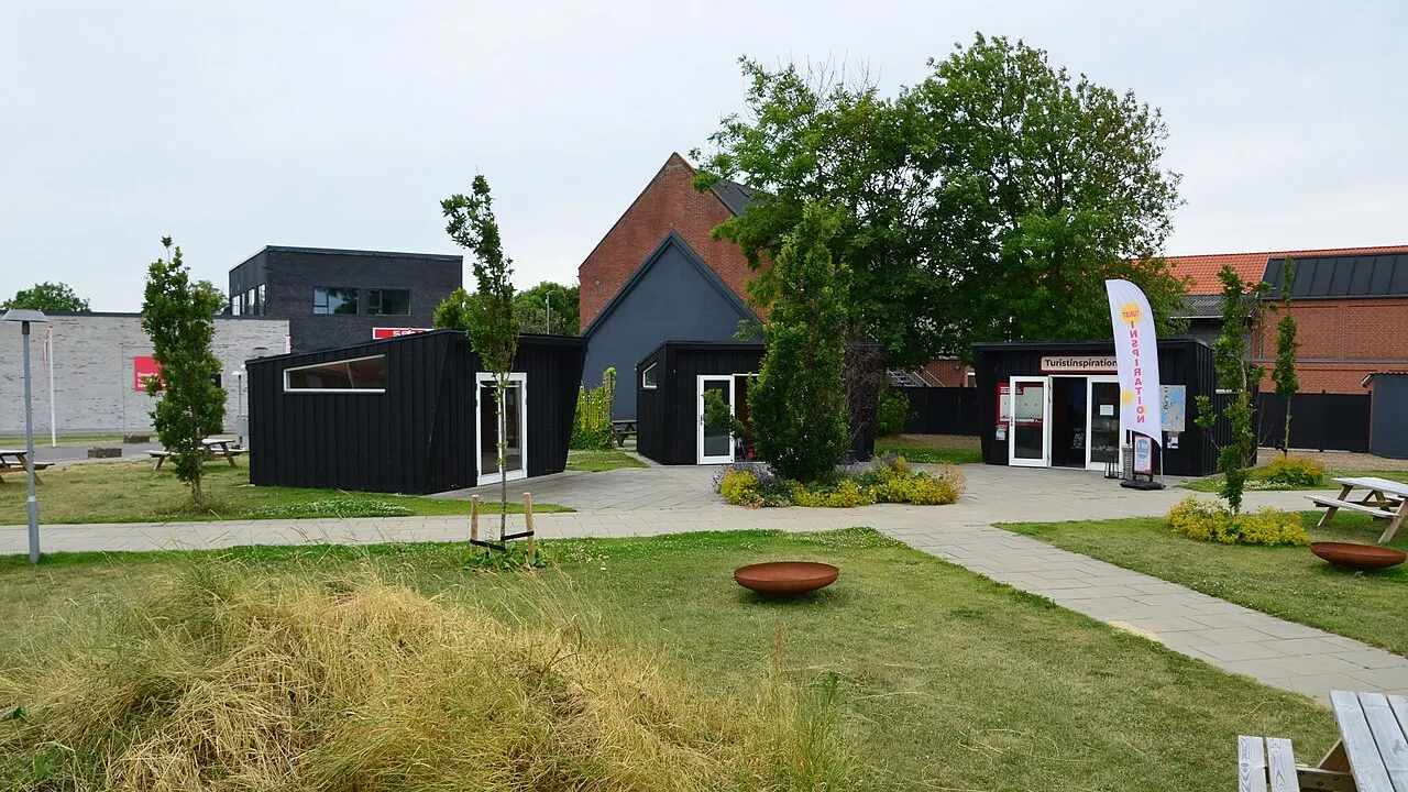Grønt anlæg nær centrum i Hvidbjerg på Thyholm