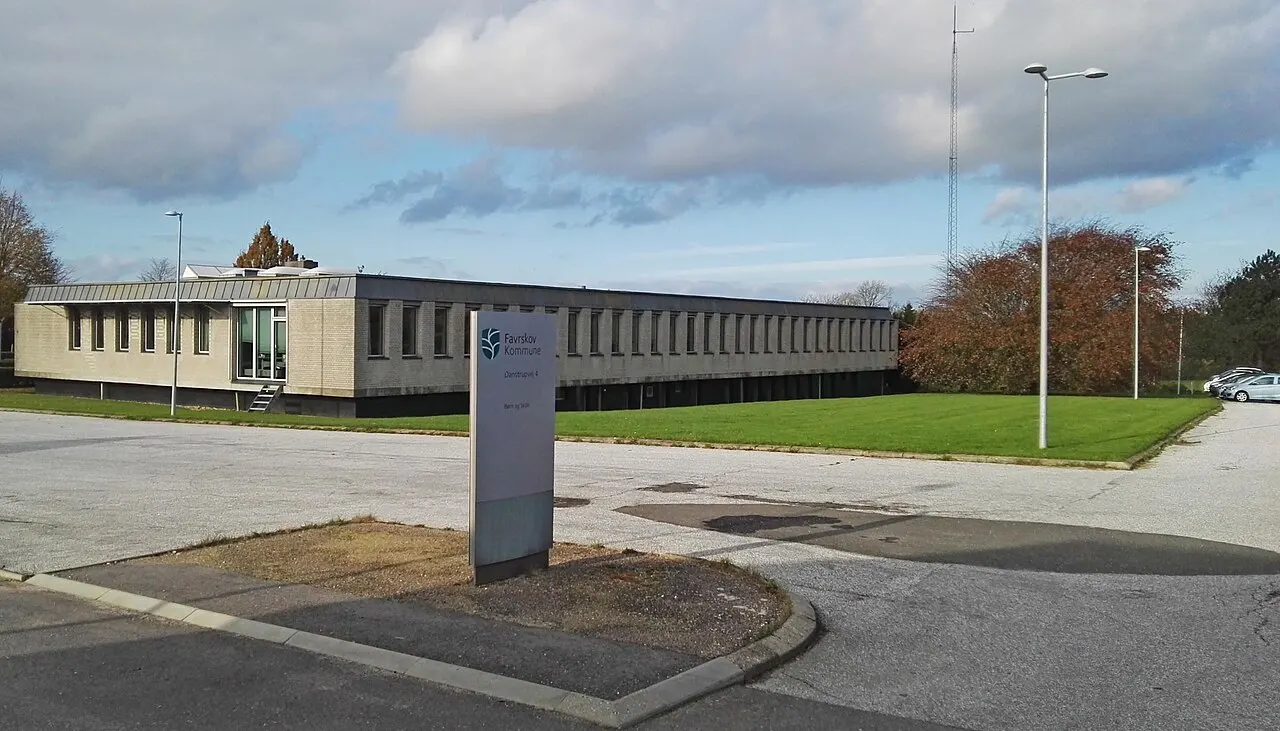 Den tidligere Hvorslev Kommunes rådhus på Danstrupvej 4. Nu hjemsted for Favrskov Kommunes afdeling Børn og Skole.