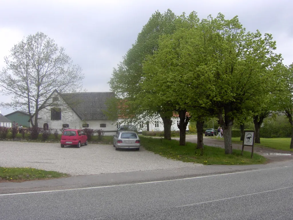 Gården Vestervang (gemt bag træerne) i Kirke Sonnerup, Lejre Kommune