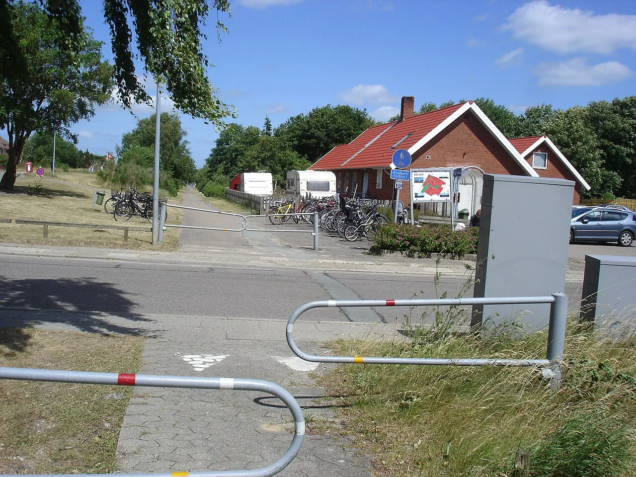 Alhedestien krydser Plantagevej i Kølvrå lige før stationen