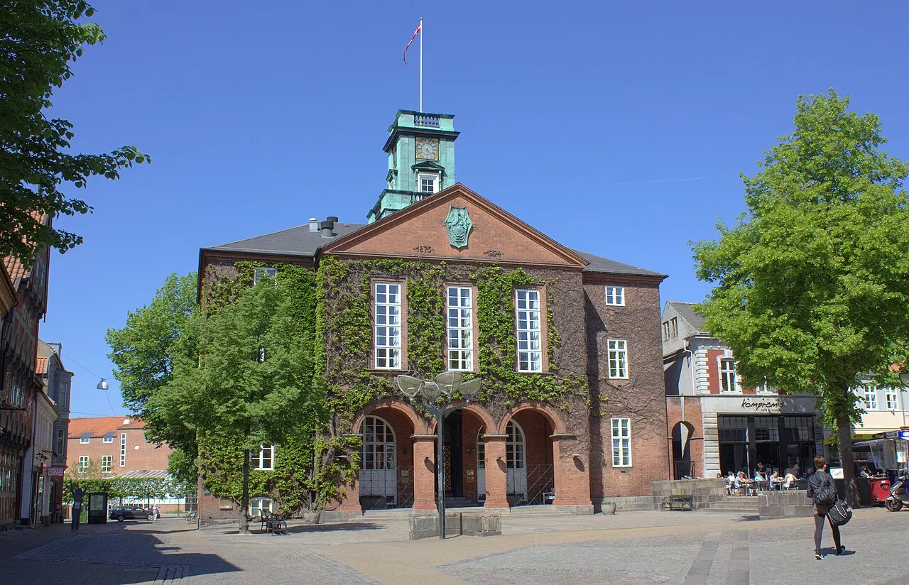 Der har været rådhus på pladsen siden 1500 tallet. Kolding rådhus 2012 i Kolding, Danmark. Bygget i 1875. Arkitekten er L.A. Winstrup.