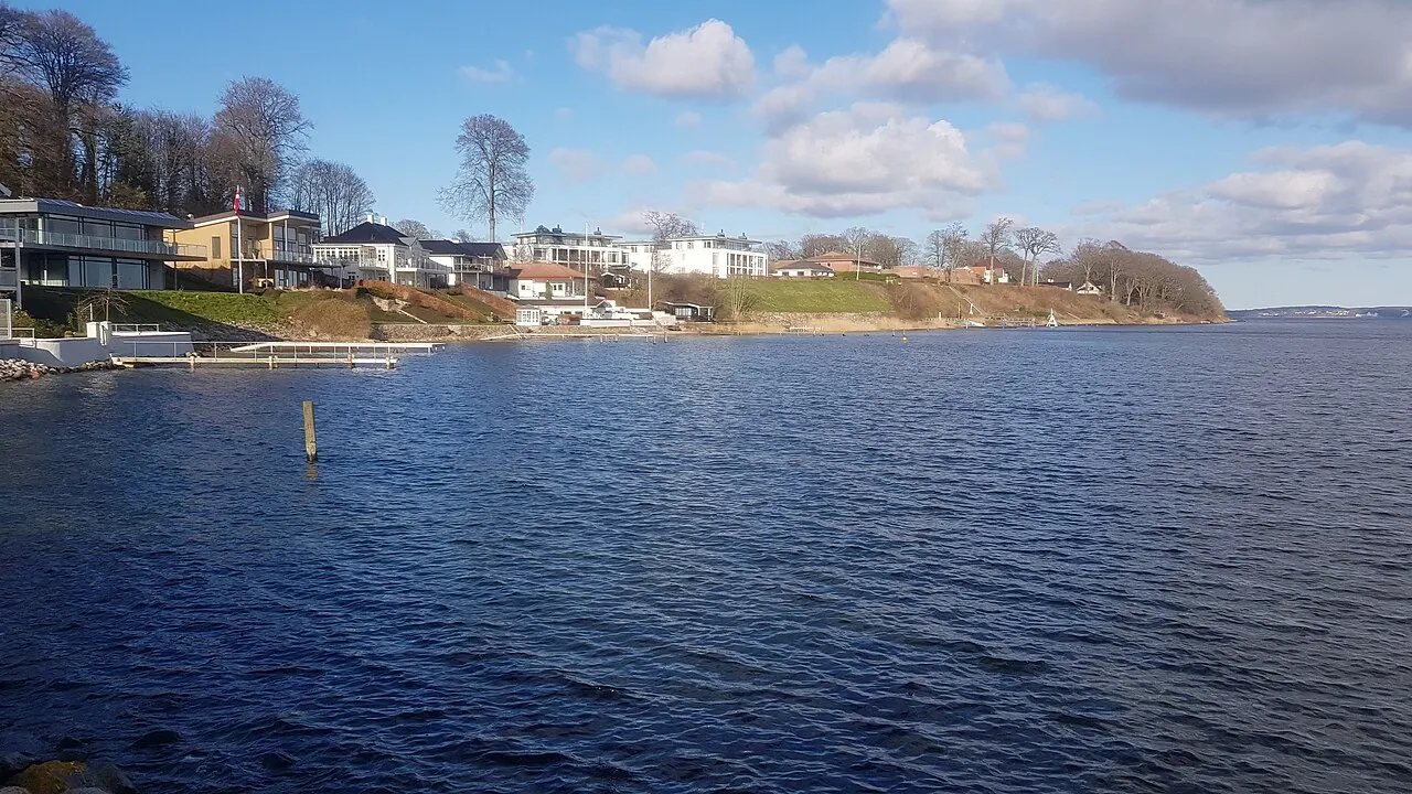 Villaer langs kysten ved Kollund set fra Molen