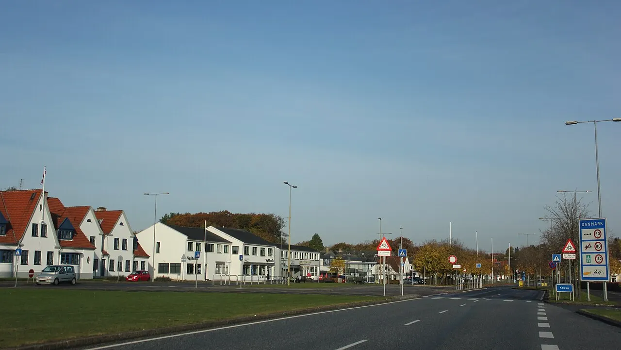 Flensborgvej i Kruså lidt nord for landegrænsen, set i nordlig retning.