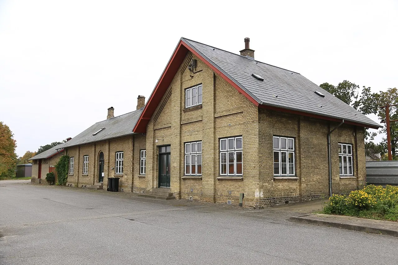 Den tidligere Langeskov Station, som lukkede i 1977. Stationen genåbnede lidt længere mod vest i oktober 2015.