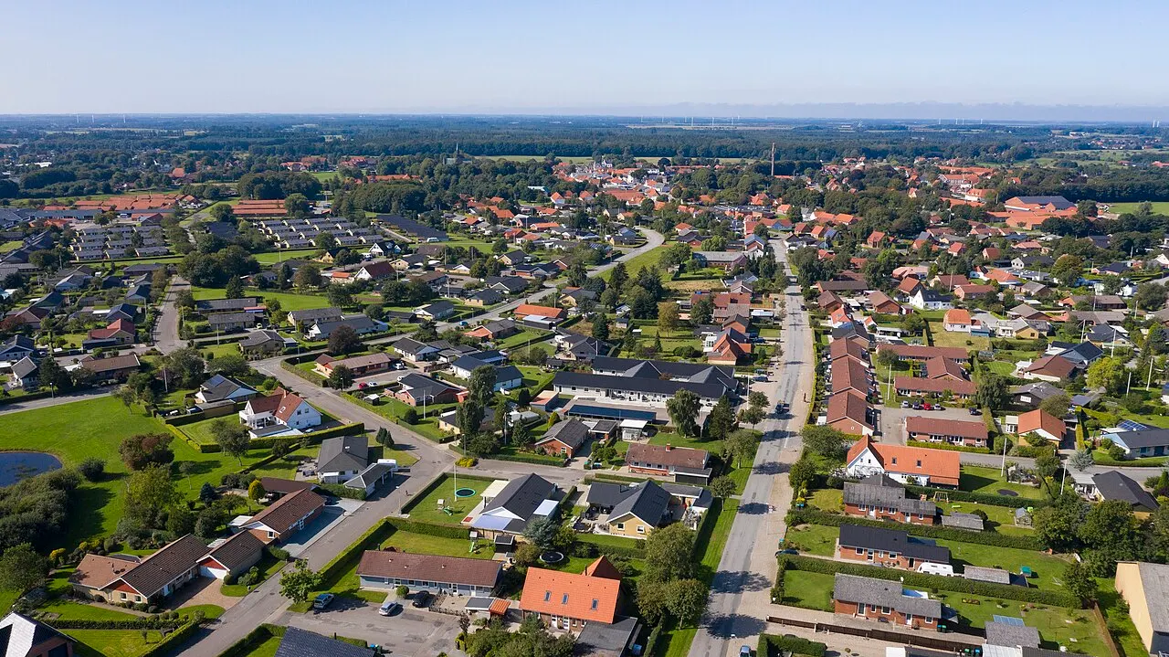Luftfoto af byen Løgumkloster i Sønderjylland.