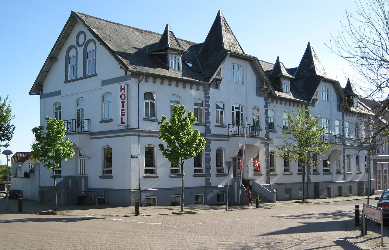 Hotel Lunderskov i den lille stationsby Lunderskov. Byen ligger i Kolding Kommune, Sydjylland.