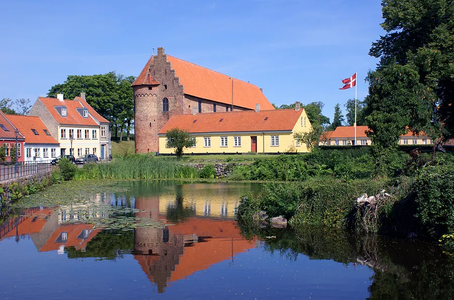 Nyborg Slot og den gamle voldgrav, der omgiver slottet og som tidligere var befæstet.