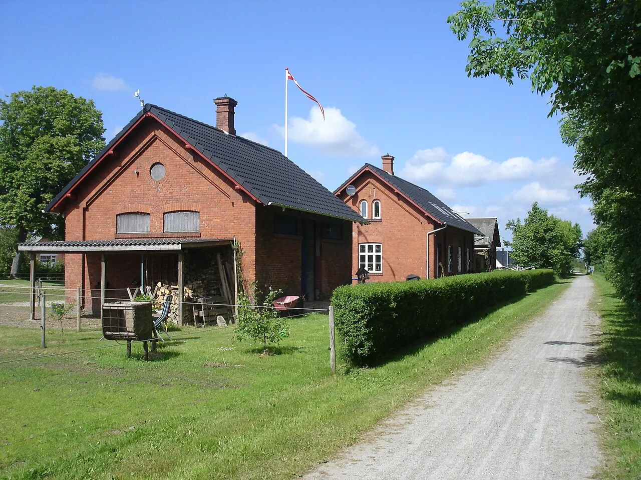 Østrup Station fra sporsiden med varehuset i forgrunden
