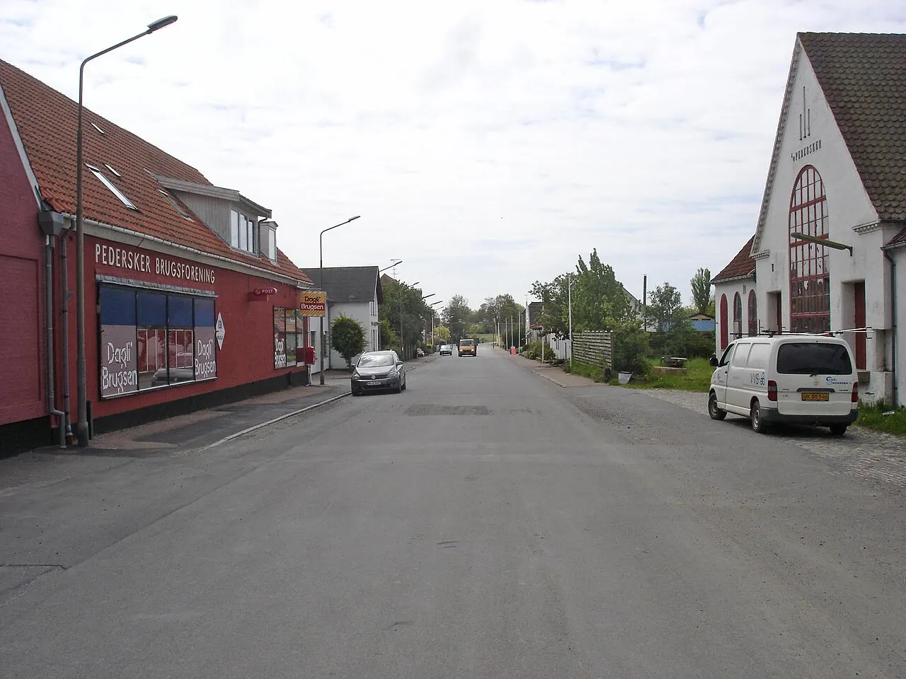 Pedersker Brugsforening tv., efter det forsamlingshuset, th. det gamle andelsmejeri Pedersker