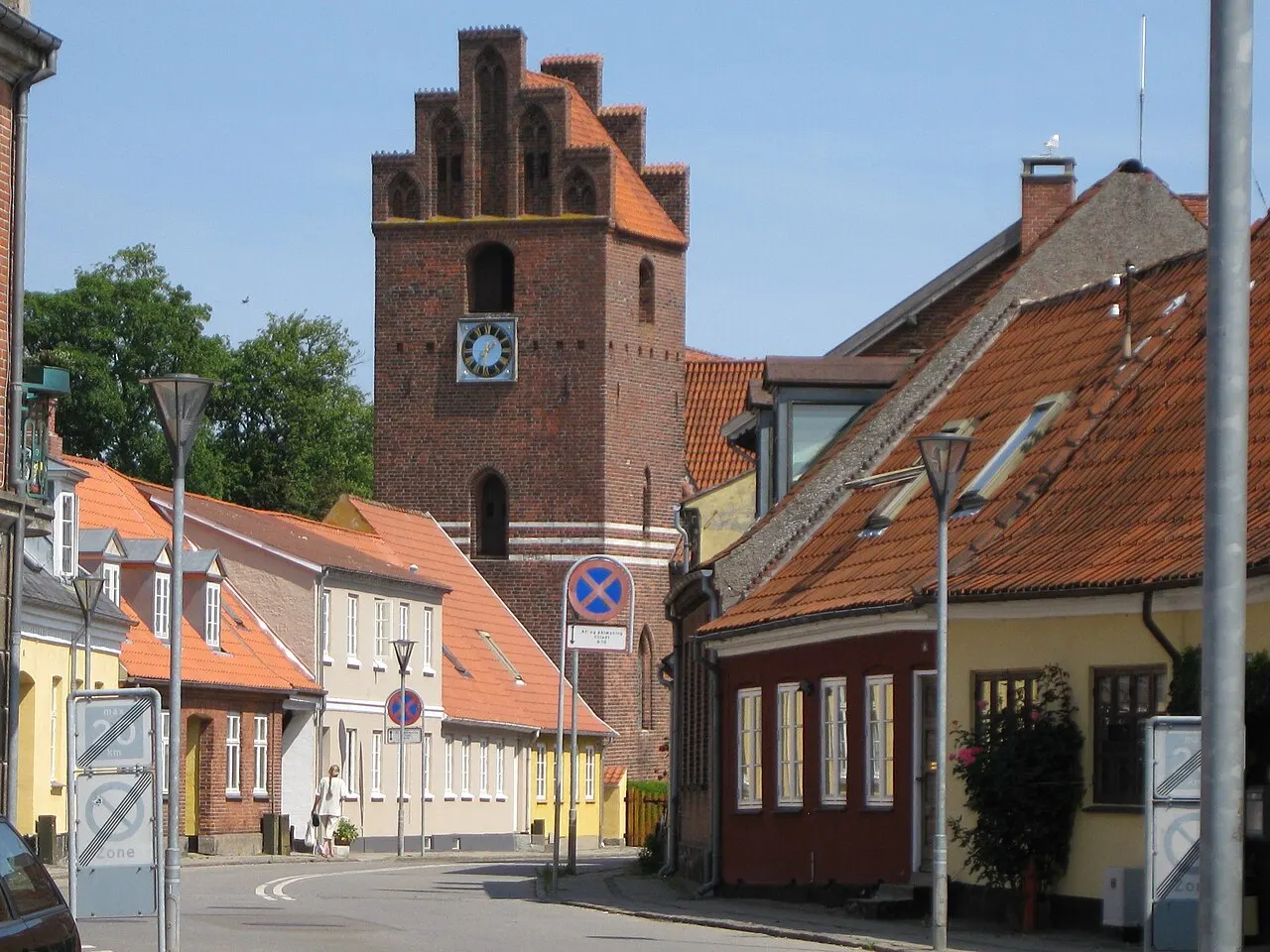 Præstø Kirke i Præstø på Sydsjælland set fra Adelgade.