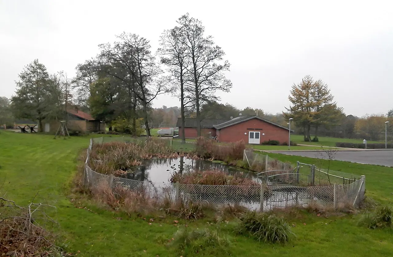 Gadekær, klubhus og i baggrunden sportsplads i Rask Mølle