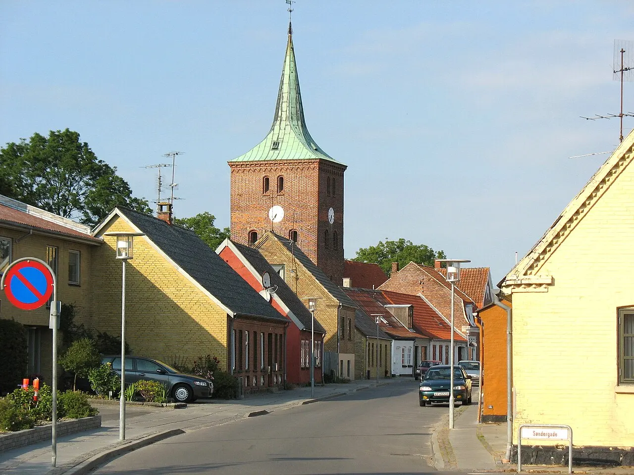Rødby med Rødby Kirke i baggrunden.