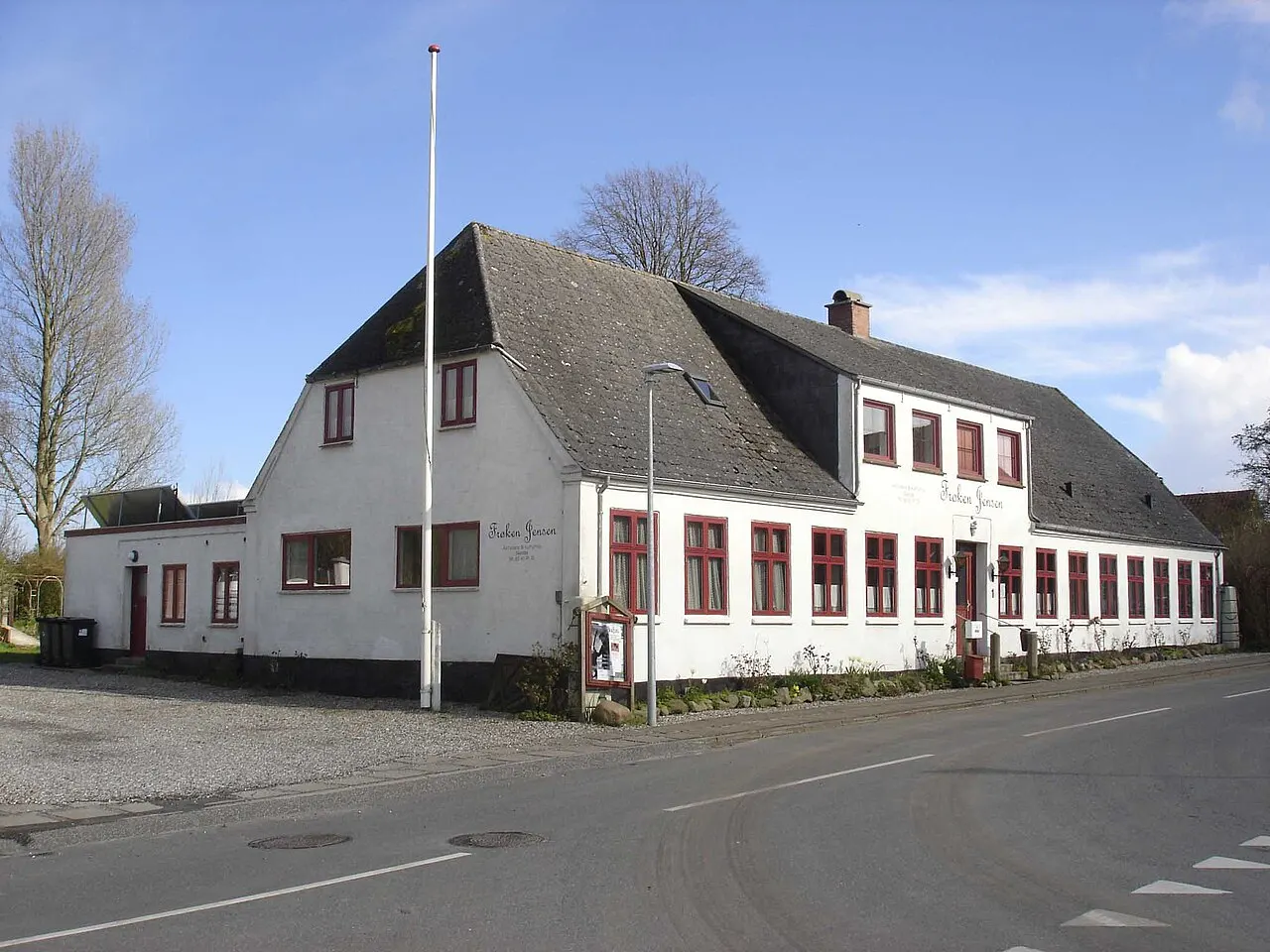 Aktivitets- og kulturhus Frøken Jensen i Skelde, fra NV