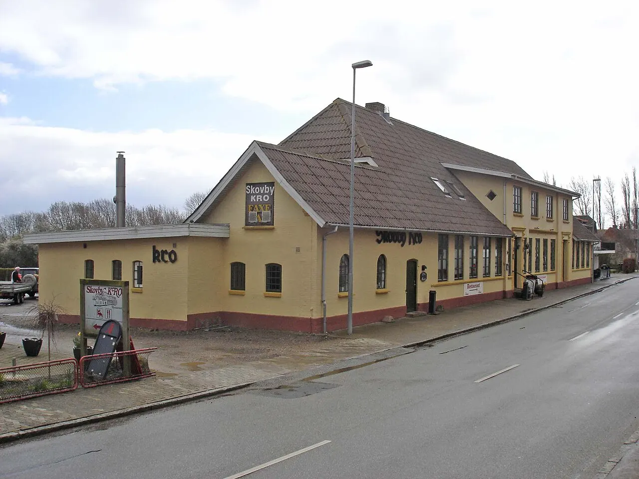 Skovby Kro, tidligere en af endestationerne for Amtsbanerne på Als