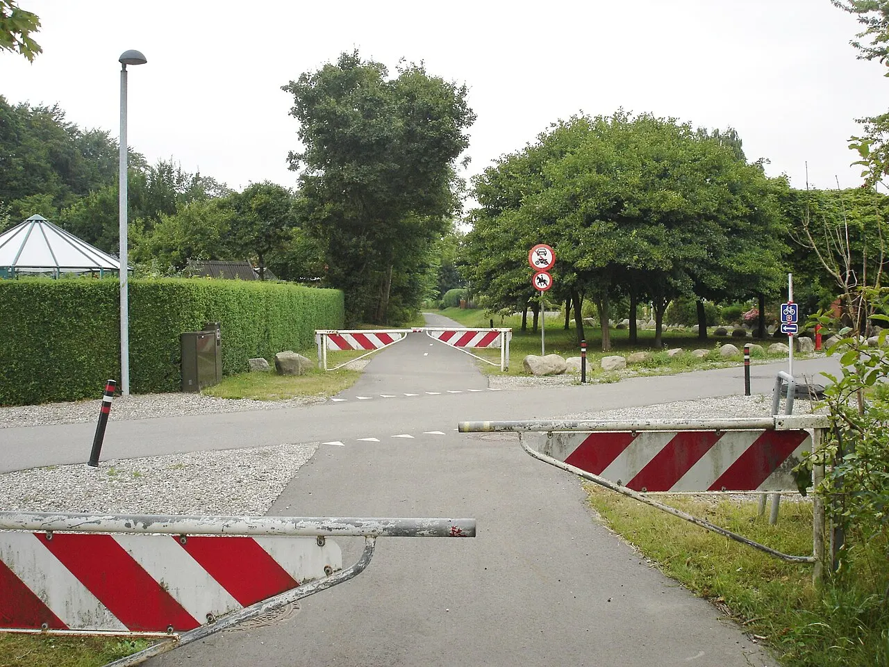 Sti på Stubbekøbingbanens tracé krydser Sønder Vedby Skovvej