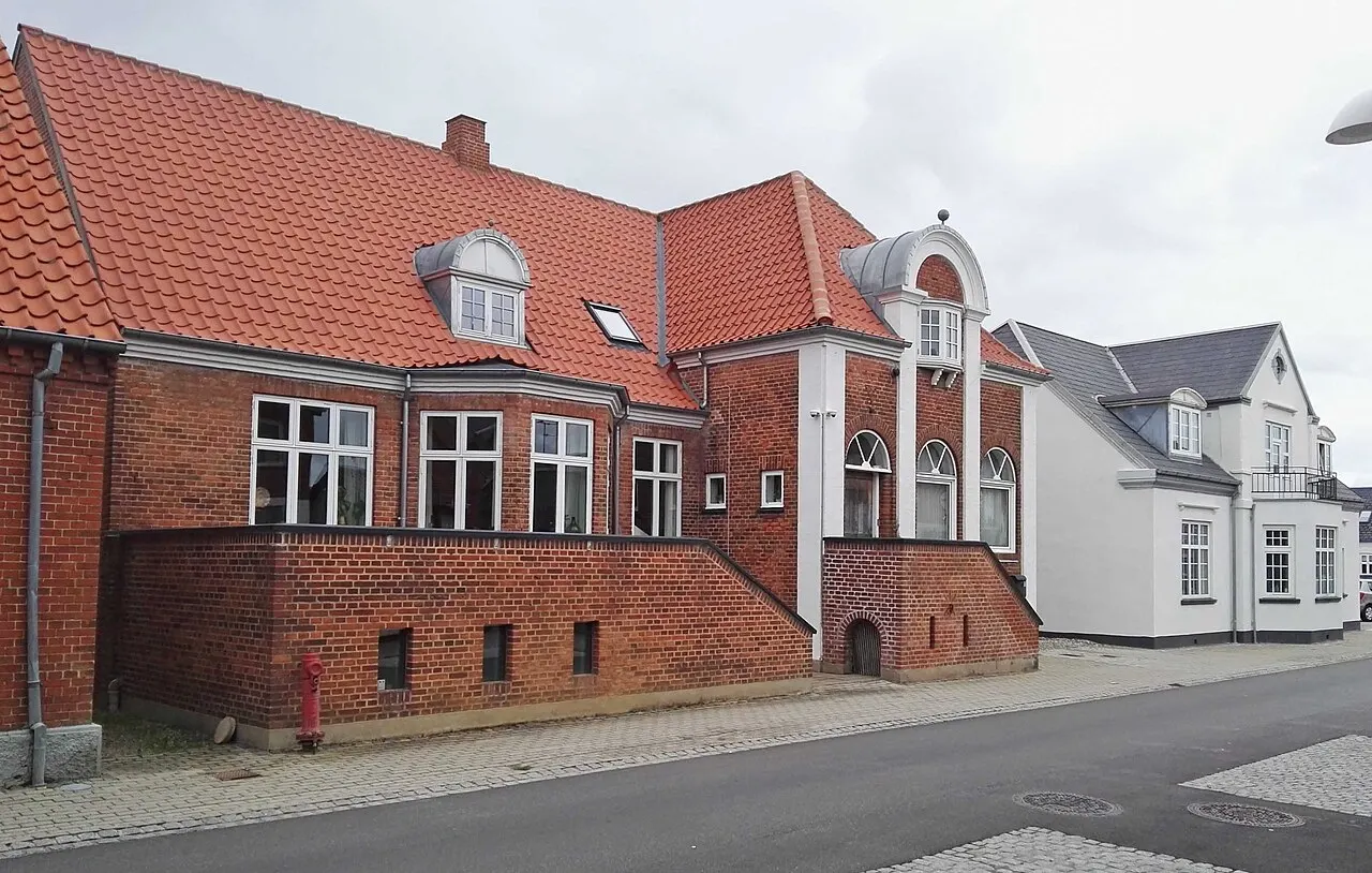 Stoholms gamle apotek tv. og den gamle lægebolig th.