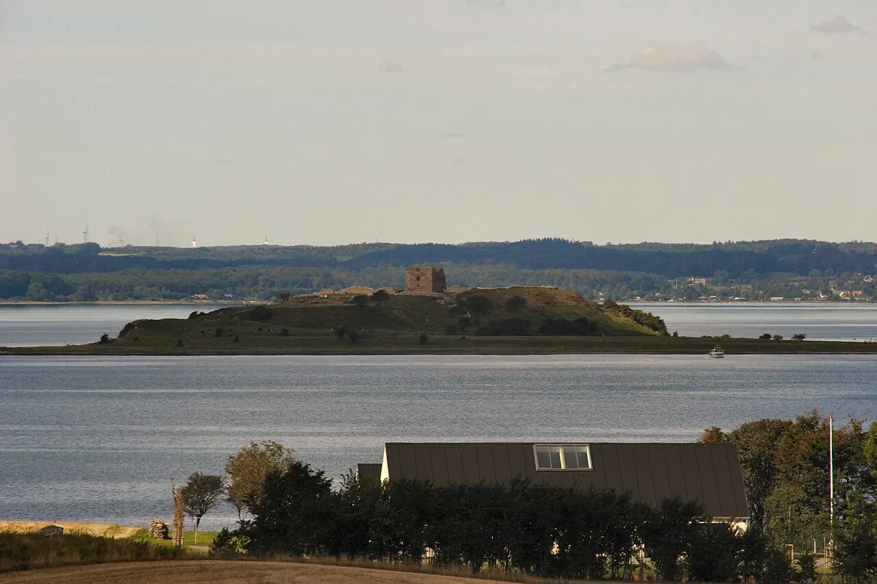 Kalø Slotsruin set fra Egens Kirke