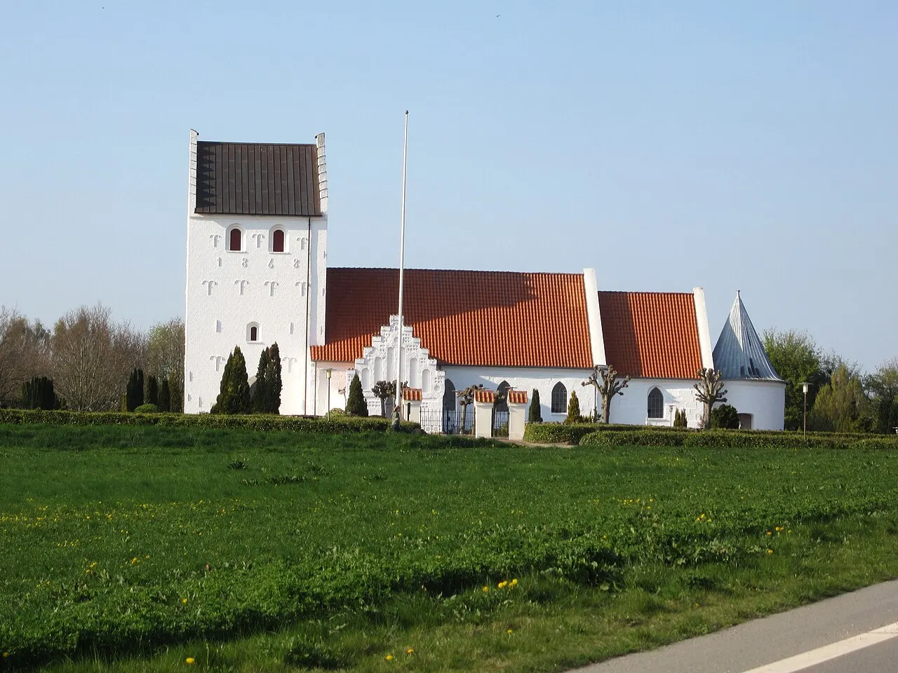 Taulov Kirke i Fredericia Kommune, Sydjylland.