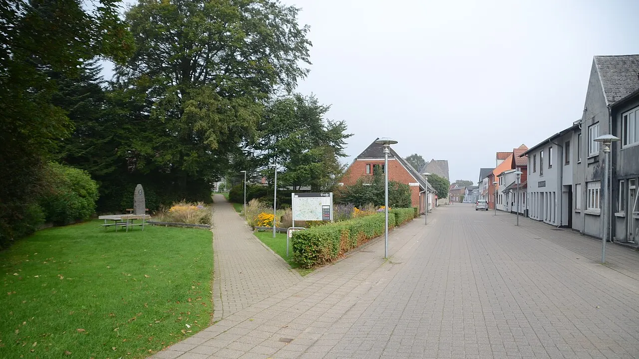 Den sydøstlige ende af Borgergade med det grønne anlæg nord for kirkegården hvor C.A. Thyregods mindesten står