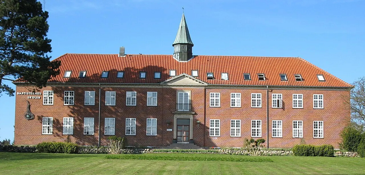 Tølløse Privat- og Efterskole (Baptisternes Skoler). Kvarmløsevej 37, Tølløse.