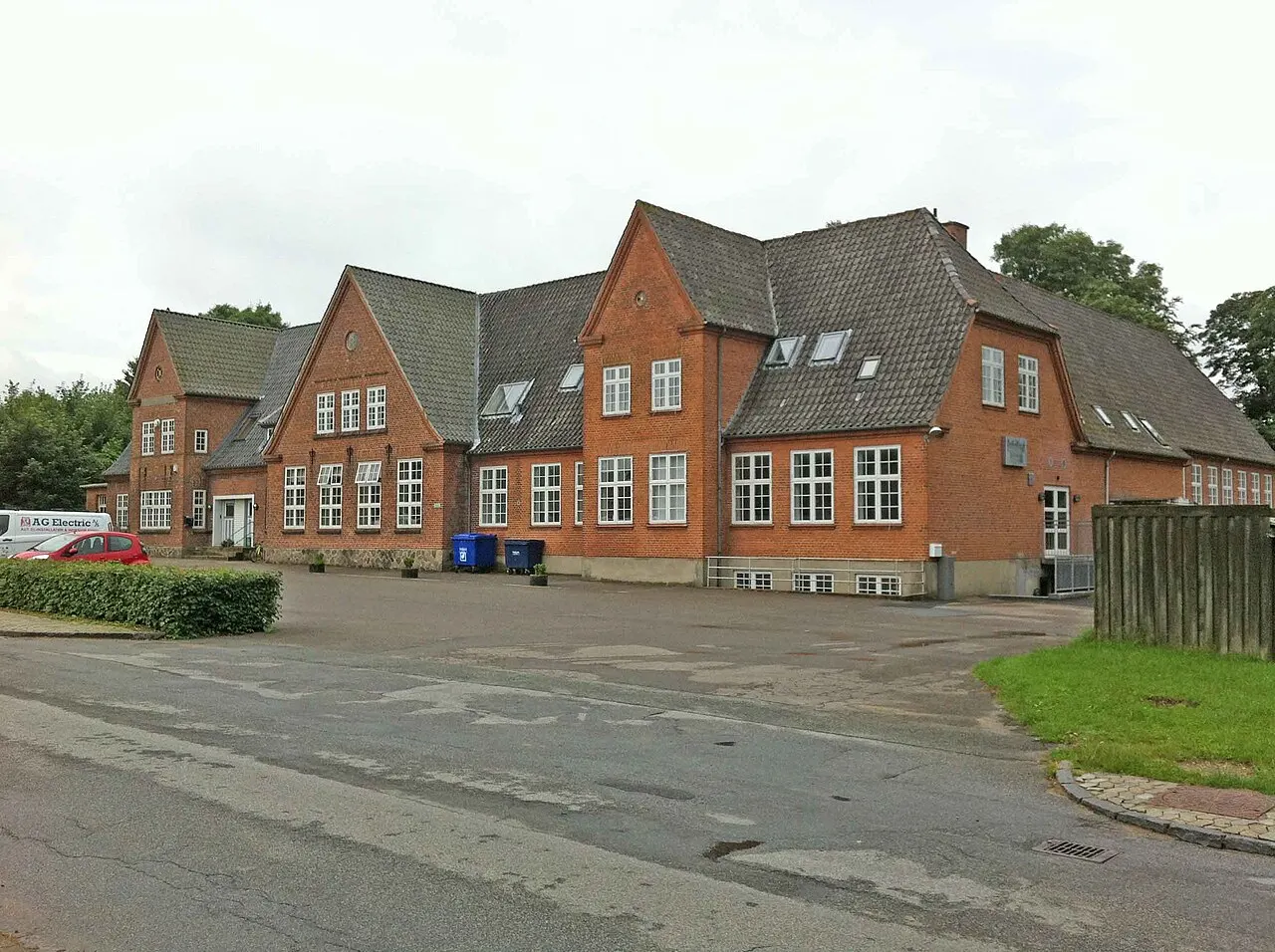 Fælleshuset i Vedsteds nedlagte skole, længst tv. Børnehuset Møllesøen