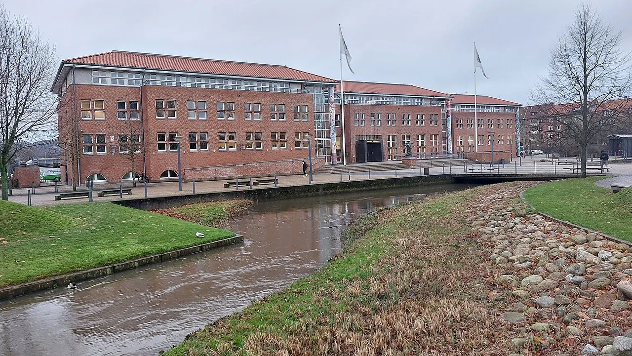 Vejle Kommunes bygning set fra Byparken