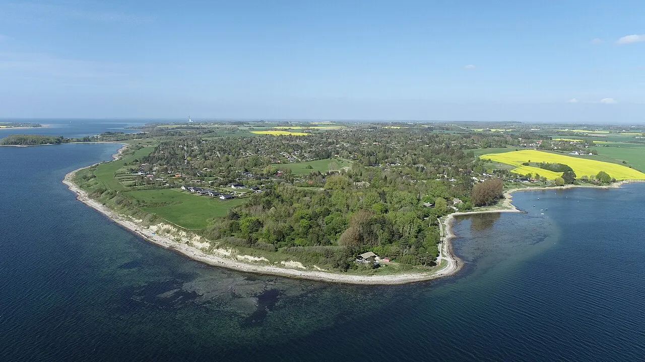 Luftfoto af Vellerup Sommerby set fra Isefjorden ved Vellerup Vig