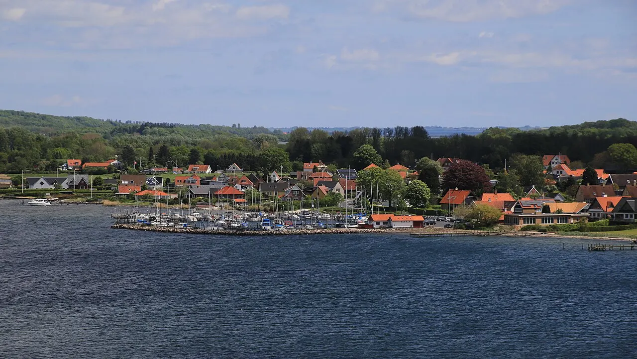 Et udsnit af Vindeby på Tåsinge ved Fyn, set fra Svendborgsundbroen.