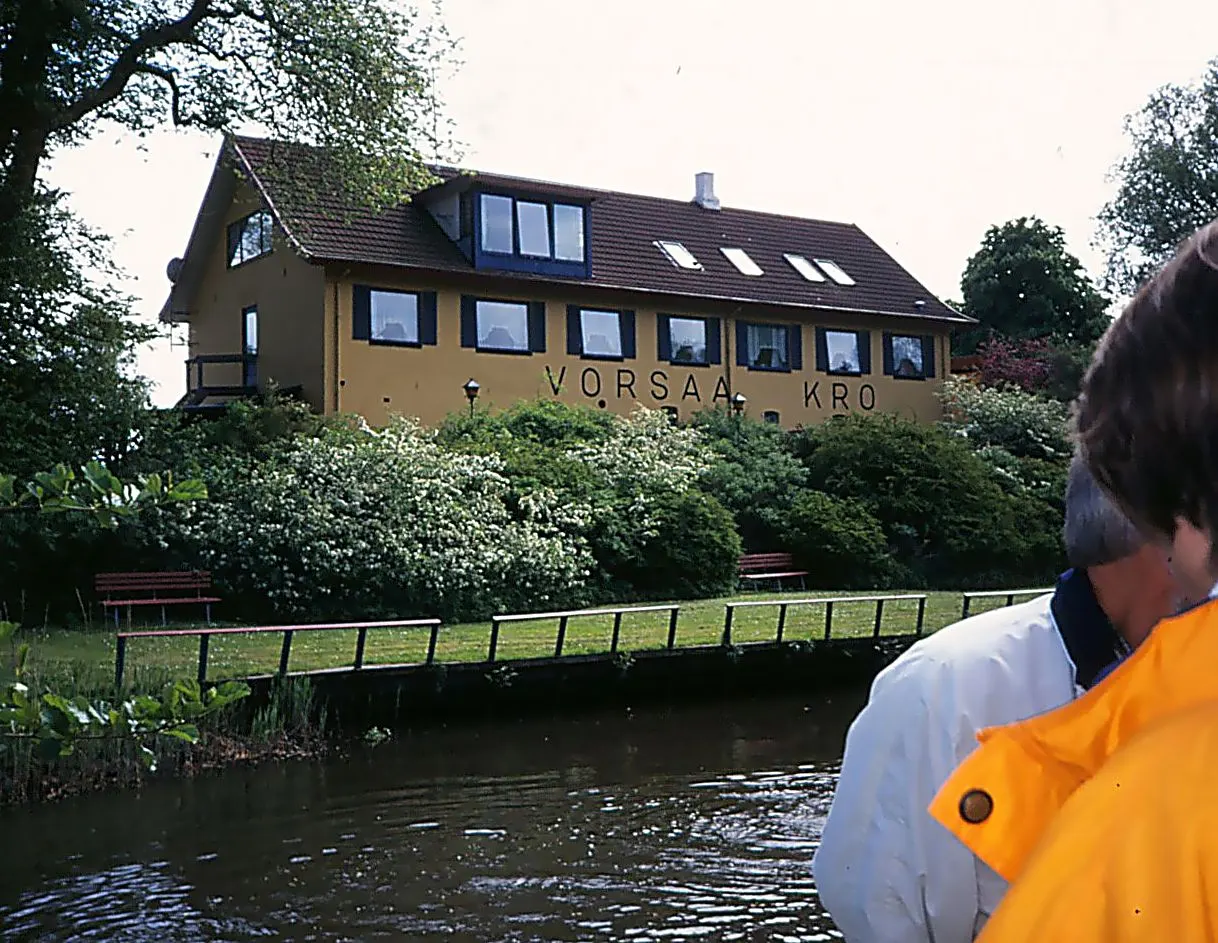 Sejlads på Voers Å i Voerså. I baggrunden den nu nedbrændte Voersaa Kro